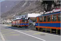 Bunte Bahnwelt im Tessin / Ticino: Bunte Bahnwelt im Tessin / Ticino: In Capolago Riva San Vitale, sozusagen auf dem Bahnhofplatz, warten zwei MG Bhe 4/8 auf die Abfahrt zum Monte Generoso bzw. zur Gipfelstation Generoso Vetta.
Während der ein Bhe 4/8 nur angeschnitten zu sehen ist, zeigt sich der Bhe 4/8 12 in seiner vollen Grösse.

21. März 2018
