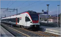 Bunte Bahnwelt im Tessin / Ticino: Stabio liegt an der Strecke Mendrisio - Varese und ist die letzte Station in der Schweiz. Es war nicht einfach, den Tilo RABe 524 014 im neu gestaltenten Bahnhof mit dem typischen Kirchturm der Region auf dieses Bild zu bekommen. 

16. Juni 2018