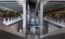 Großzügiger Abgänge - 

... von den S-Bahnsteigen zum Fußgängertunnel am Bahnhof Berlin-Gesundbrunnen. Obwohl der Bahnhof im teilweise überdeckten Einschnitt liegt gibt es auf der Westseite auch einen Fußgängertunnel, der auch eine Verbindung zur U8 herstellt. Es gibt aber ganz am westlichen Ende auch direkte Treppenverbindungen von der S-Bahn zur U-Bahn.

14.07.2023 (M)