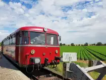 Mainschleifenbahn__KBS 12818 (seit 2019) ex KBS 418a. Schienenbus-Garnitur hat den (vorläufigen ?) Endpunkt parallel zu den Gleisen der Strecke Würzburg - Schweinfurt bei Seligenstadt erreicht. Zum DB-Bf. Seligenstadt sind es ca. 300 Meter Fußweg. Nach Wiedereinbau der 1998 entfernten Weichenverbindung im Bf. Seligenstadt soll in wenigen Jahren mit elektrischen Hybrid-Tw wieder Linienverkehr nach Volkach-Astheim stattfinden ...__12-08-2023