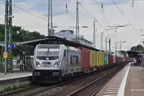 187 513 rauscht mit einem Containerzug durch Lüneburg in Richtung Uelzen.

Lüneburg 14.07.2023