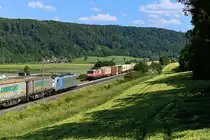 Der stark verspätete DGS 52409 von München Riem Ubf nach Lippstadt Gbf begegnete am 10. Juni 2023 kurz vor Breitenfurt dem DGS 43869 von Neuss nach Verona. Ersterer war mit der 189 801 der WLE bespannt und ist besser als Warsteiner Bierzug bekannt.  Der entgegenkommende KLV-Zug wurde von 186 434 gezogen und ist üblicherweise einheitlich mit Wechselbrücken und Containern der italienischen Spedition Ambrogio beladen. Zunächst ärgerlich, im Nachhinein finde ich die Zugbegegnung im Altmühltal gar nicht so verkehrt. Zumal die WLE 81 aktuell aufgrund des Zustandes ihrer Lackierung von der Nähe betrachtet ohnehin nicht sehr ansehnlich ist. 