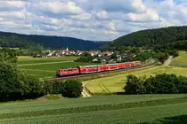 Inzwischen nutze ich jede Gelegenheit, Loks der Baureihe 111 zu dokumentieren. Auch wenn kein konkretes Datum feststeht, die Einsatzdauer der Bundesbahn-Klassiker ist endlich. Am 10. Juni 2023 war die 111 201 mit vier Doppelstockwagen als Ersatz für einen Twindexx-Triebzug als RB 59092 nach Nürnberg HBF unterwegs. Bei Breitenfurt ermöglichte eine Lücke in der Wolkendecke eine Aufnahme der vom intensiven Regio-Einsatz gezeichneten Lok.