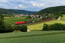Der mittägliche gemischte Güterzug von München Nord nach Nürnberg Rangierbahnhof war am 10. Juni 2023 mit der 185 081 bespannt. Bei Breitenfurt im Altmühltal gelang eine Aufnahme.