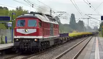 Wedler Franz Logistik GmbH & Co. KG, Potsdam mit ihrer  232 168-1 (NVR:  92 80 1232 182-6 D-WFL ) und einem Ganzzug Drehgestell-Flachwagen am 15.08.23 Durchfahrt Bahnhof Berlin-Hohenschönhausen.