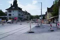 ASm BTI Aare Seeland mobil AG Biel-Täuffelen-Ins-Bahn: Neubau Niveauübergang Hauptstrasse, Nidau, 15. August 2023. Die Betonarbeiten im Gleisbereich des Kreisels sind abgeschlossen. Bereits nutzt der Strassenverkehr den Kreisel als solchen und kann diesen vollständig umrunden.