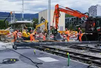 ASm BTI Aare Seeland mobil AG Biel-Täuffelen-Ins-Bahn: Neubau Niveauübergang Hauptstrasse, Betonarbeiten im Gleisbereich des Kreisels, Nidau, 9. August 2023.