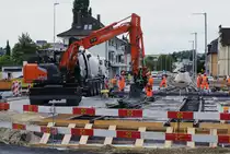 ASm BTI Aare Seeland mobil AG Biel-Täuffelen-Ins-Bahn: Neubau Niveauübergang Hauptstrasse, Betonarbeiten im Gleisbereich des Kreisels, Nidau, 9. August 2023.
