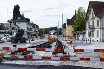 ASm BTI Aare Seeland mobil AG Biel-Täuffelen-Ins-Bahn: Neubau Niveauübergang Hauptstrasse, Richten und Verschrauben der Rillenschienen-Gleissegmente im Kreisel, Nidau, 8. August 2023.