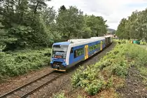 Auf der eingleisigen Bergstrecke zwischen Budweis via Krummau nach Cerny Kriz verkehren derzeit ex deutsche Triebwagen der Baureihe 650 von Stadler. Am 9.8.2023 fährt VT 841268-6 gerade als Zug Nr. 8107 um 12.17 Uhr in Holubov in Richtung Krummau aus. Zwischen den beiden Triebwagen wird ein  separater Fahrradwagen mitgeführt. 