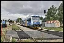 Auf der eingleisigen Bergstrecke zwischen Budweis via Krummau nach Cerny Kriz verkehren derzeit ex deutsche Triebwagen der Baureihe 650 von Stadler. Am 8.8.2023 fährt ein solcher VT gerade als Zug Nr. 8102 um 8.41 Uhr in Krummaunach Budweis ab. Die Züge wurden aus zwei Triebwagen gebildet. Dazwischen befand sich ein separater Fahrradwagen, der hier bei der Ausfahrt noch verdeckt wird.
Frontfahrzeug ist in diesem Fall der VT 841269-4. 