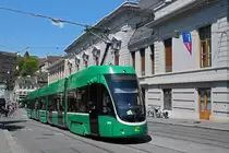 Be 4/6 Flexity 6014, auf der Linie 15, fährt am 14.06.2023 den Steinenberg hoch zur Haltestelle Bankverein.