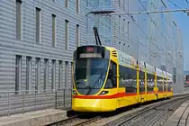 Be 6/10 Tango 178, auf der Linie 11, fährt am 02.06.2023 zur Haltestelle Peter Merian.