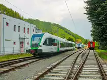 Übelbach. Am 16.08.2023 steht hier der Elektrotriebwagen 4062 001 in Übelbach, hier am Bahnübergang kurz vor dem Gleisende.
