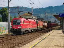 Peggau-Deutschfeistritz. Am 16.08.2023 rollt hier die 1016 016 mit einer 1144 und einem gemischten Güterzug durch den Bahnhof Peggau.