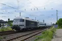 Nach einem kurzen Tankstop in Lüneburg setzt 2016 902 ihre Fahrt mit den 3 IC4 Zügen 5883, 5834 und 5877 nach Rumänien fort. Bis in die Slowakai kann die 2016 902 die Züge ziehen.

Lüneburg 14.07.2023