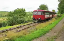 Mainschleifenbahn__KBS 12818 (seit 2019) ex KBS 418a.__Schienenbus-Garnitur [VT 796 702-9;  Uerdingen 1960 und VS 996 726-6; MAN Nürnberg 1960] zwischen Volkach und Haltepunkt 'Vogelsburg'. Im Hintergrund das Wallfahrtskirchlein  Maria im Weingarten .__12-08-2023