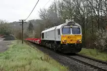 ECR 266 429-0 ist mit einem leeren Militärzug am Morgen unterwegs nach Baumholder und durchfährt hier gerade den Ort Ruschberg. (29.04.2023)