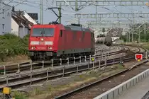 Bahnsteigerneuerung und Bahnbetrieb (|||) - Für einen Fahrtrichtungswechsel befindet sich 185 388-6 auf der zweiten von insgesamt drei Rangierfahrten, um an einem gemischten Güterzug  Kopfzumachen , damit dieser in Richtung Ulm (oder Lindau?) weitergezogen werden kann. Friedrichshafen, 10.07.2023
