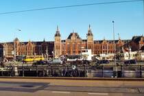 Vorplatzansicht der Amsterdam Centraal Station am 02.März 2002. (Fotoscan)