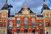 Detailansicht der Amsterdam Centraal Station am 02.März 2002. (Fotoscan) - So schön kann Bahnhofsarchitektur sein; auch heute noch. Man muss nur wollen.