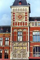 Detailansicht der Amsterdam Centraal Station am 02.März 2002. (Fotoscan) - So schön kann Bahnhofsarchitektur sein; auch heute noch. Man muss nur wollen.