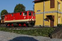 Vor dem Wasserhaus der Zugförderung Trassdorf verschiebt die 2095 007 von ihrem Fahrverschubzug zum Magazingleis um einen weiteren Güterwagen einzuholen und anschließend weiter nach Brunn am Berg zu fahren.
Bild vom 15.8.2023