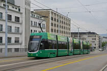 Be 6/8 Flexity 5032, auf der Linie 1, überquert am 19.04.2023 die Dreirosenbrücke.