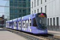 Be 6/10 Tango 151 mit der Werbung für die Bank Valiant, auf der Linie 11, bedient am 01.06.2023 die Haltestelle Peter Merian.