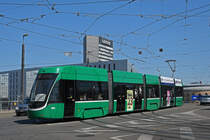 Be 4/6 Flexity 6002, auf der Linie 15, überquert am 14.06.2023 die Münchensteinerbrücke.