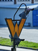 Das Rangierhaltsignal Ra 11 vor der ausgedienten Fährbrücke im Hafenbereich von Sassnitz. (August 2023)