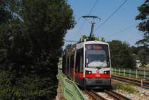 Ulf B 700 bei der Einfahrt in die Haltestelle Rodauner Brücke. (19.08.2023)