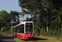 Tw. 345 mit der Werbeaufschrift  1000. Bim aus Wien  als Linie 60 zwischen den Haltestellen Maurer Langegasse und Anton Krieger Gasse. (19.08.2023)