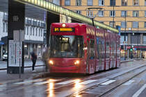 Innsbruck: Wegen Gleisbauarbeiten in der Innenstadt wird die Linie 3 als kombinierte Linie 3/1 geführt. Tw. 307 an der Haltestelle Hauptbahnhof. Aufgenommen 9.8.2023.