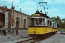 Sonderfahrten zu Ehren der neuen Stuttgarter Stadtbahnwagen auf den Gleisen der Stuttgarter Straßenbahnen (SSB): TW 418 (MF Esslingen) und BW 1241 (MF Esslingen Nachbaubeiwagen Serie 1200, zuvor Reutlinger Straßenbahn BW 41) vor dem früheren Möhringer Wagenschuppen der Filderbahn.
Datum: 04.09.1983