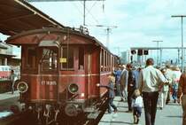 Wie es der ET 183 05 DB (vorher LAG Nr. 505) zu den Gleisen des Stuttgarter Hauptbahnhofs geschafft hat, weiß ich nicht, aber er ist wohl auf seinen eigenen Rädern dorthin gebracht worden. Umso erstaunlicher, als der ET von 1898 unrestauriert war (und übrigens immer noch ist). Am 31.05.1984 wurde er bei einer Feier des BDEF im Stuttgarter Hauptbahnhof von Fans umringt.