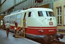 Eine  Schönheit der DB auf Rädern  bei der Feier des BDEF auf Gleis 1 des Stuttgarter Hauptbahnhofs (31.05.1984). Zu  dieser Zeit waren Lokomotiven der Baureihe 103 noch Alltag auf Schienen der DB, so auch DB-Lok 103 161-6.