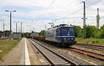 151 079-1  Herr Meyer  lieferte dem Romonta-Werk Amsdorf neuen Abraum von der  Stuttgart 21 -Großbaustelle an. An seinem Haken waren Flachwagen und am Ende vier zweimuldige Schüttgutkippwagen mit der Bezeichnung  Fans <sup>128</sup> . Mit denen ging es zunächst auf die Rangiergleise des Bahnhofs Röblingen am See. Von dort aus werden sie dann in das Werksgelände gedrückt und später entleert.

🧰 Railsystems RP GmbH
🕓 19.5.2023 | 13:10 Uhr