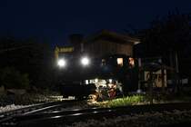 Früh am Morgen an einem heißen Augusttag steht die U43 bereits wieder richtig herum und wird hier im Heizhausbereich in Wildbach mit Wasser und Kohle versorgt bevor es wieder an die Arbeit geht.
Bild vom 14.8.2023 