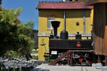 Ein negativer Aspekt der  falsch gedrehten  U43 war, dass im Heizhaus in Wildbach nicht zusammen Wasser gefasst und bekohlt werden konnte, da sich der Wasserkran vor dem Kohlenschuppen befindet. 
Hier steht die kleine Lok zum Bekohlen vor dem Kohleschuppen in Wildbach.
Bild vom 14.8.2023 