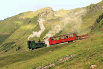 Brienz Rothorn Bahn: Die kleine Lokomotive 5 im Abstieg vom Brienzer Rothorn. Die Lok 5 wurde 1891 für die Wengernalpbahn gebaut und nach deren Elektrifikation 1911 an die Brienz Rothorn Bahn weitergegeben, nach Umbau von Riggenbach-Zahnstange auf Abt'sche Zahnstange. 3.August 2023