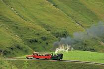 Brienz Rothorn Bahn: Die kleine Lokomotive 5 im Aufstieg, mit dem Wagen B3 27 (unten 1 Achse, oben 1 Drehgestell) von 1936 und dem kleinen Vorstellwagen M3. 3.August 2023  
