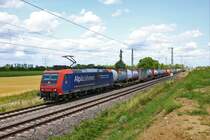 SBB Cargo International Bombardier Traxx 482 013-0 mit einen KLV Zug am 13.07.23 bei Auggen (Baden Württemberg)