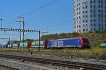 Re 474 004-9 durchfährt am 14.06.2023 den Bahnhof Pratteln.