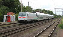DB 146 559-0 mit dem IC 2430 von Leipzig Hbf nach Emden Hbf, am 04.08.2023 in Niederndodeleben.