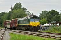 266 014 erreicht am Vormittag Raeren. Mit 15km/h durfte der Zug ab Eupen fahren. In Raeren warteten viele Schaulustige um sich das Ereignis nicht entgehen zu lassen. Immerhin sind Zugfahrten auf dieser Strecke bislang eher die Ausnahme. Aufgenommen von einem Gehweg. 

Raeren 19.08.2023