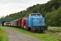 Blick auf die Henschel 602 010 und die Lok 20 in Raeren. Die 602 010 wurde 1957  unter der Fabriknummer 29197 erbaut und an Mannesmann in Remscheid ausgeliefert. Im Mai 2000 wurde sie an PACTON Eisenbahnservice + Spezialtransporte Kay Winkler verkauft. 2005 wurde die Lok nach Schwelm überführt. 2010 wurde die Lok an einem privaten Verkäufer verkauft. Seit 2012 gehört die Lok den Eisenbahnfreunden Grenzland und wurde über Jahre hinweg restauriert.

Raeren 19.08.2023