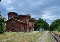Blick über den Haltepunkt und und das ehemalige Empfangsgebäude Hitzacker. Einst war Hitzacker auch ein Kreuzungsbahnhof. Heute ist Hitzacker lediglich Blockstelle.

Hitzacker 15.08.2023