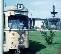 Straßenbahn Würzburg__Tw 238 auf Linie 3 in der Schleife vor dem Hbf. [DUEWAG 6-Achser Bj. 1968, 1986 Umbau zum 8-Achser; wohl noch letzte HU in 2020]__05-1970