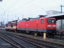 DB 112 113 und CD 371 005 warten auf neuen Einsatz (Dresden-Hbf., 19.02 2004)
